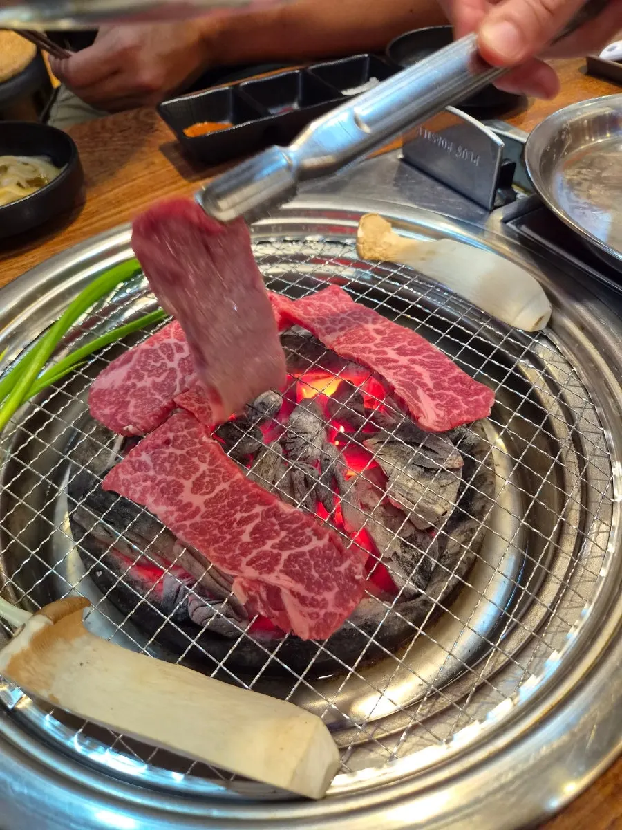 숯불에서 익어가는 진갈비살 구이