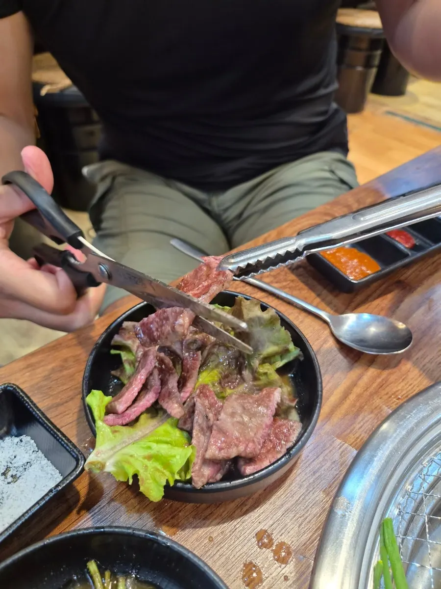 노릇하게 구워진 진갈비살 한 점