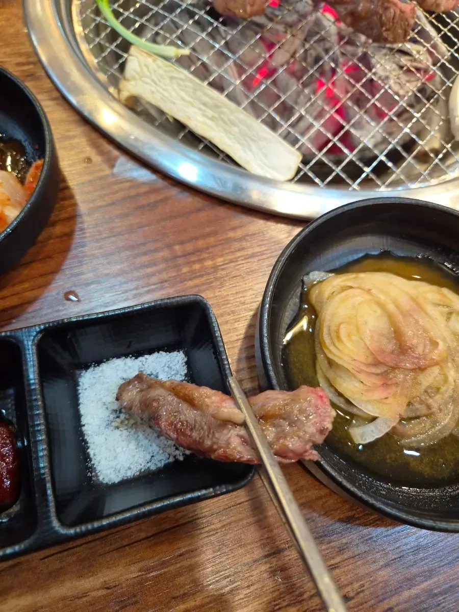 숯불에 올린 갈비살