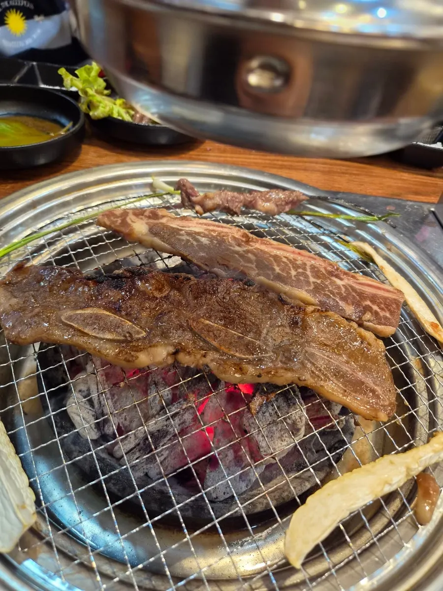 불판 위의 양념 LA갈비