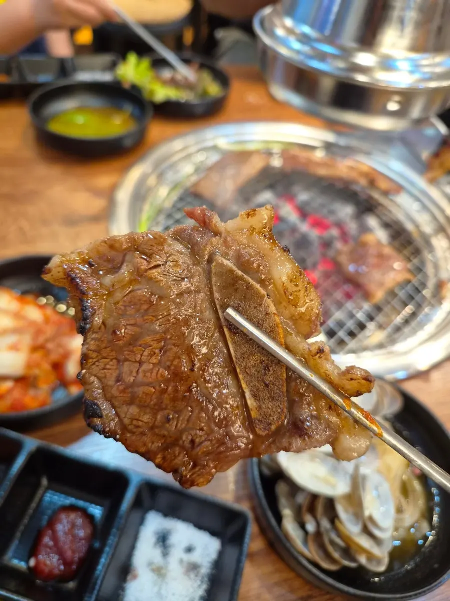 달큰한 양념이 눌어붙은 LA갈비 구이