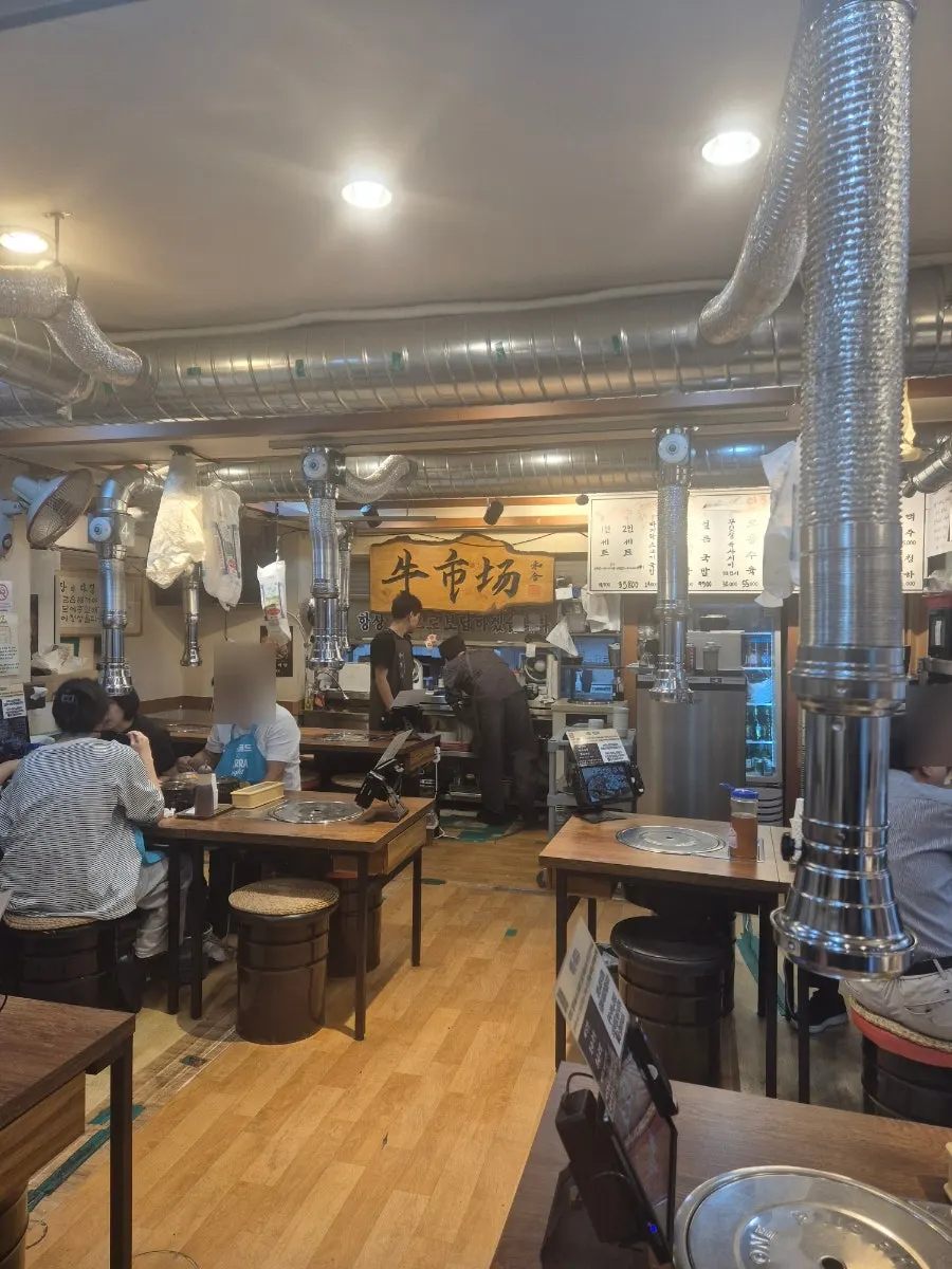 The old-school dining hall atmosphere at Usijang Hoegwan