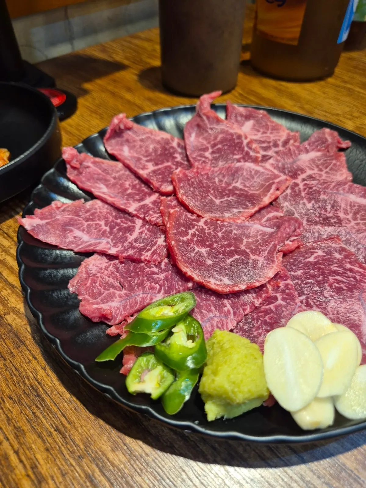 A plate of kkuritsal yuksashimi at Usijang Hoegwan