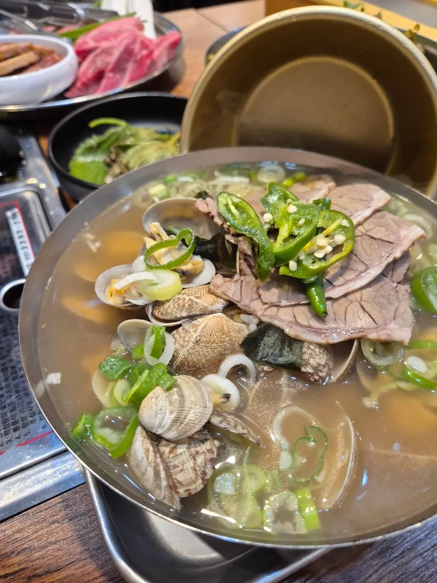 A bowl of fresh clam beef gukbap