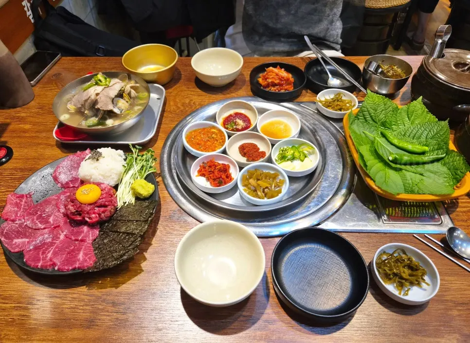 Full view of Usijang Hoegwan's basic side dish spread