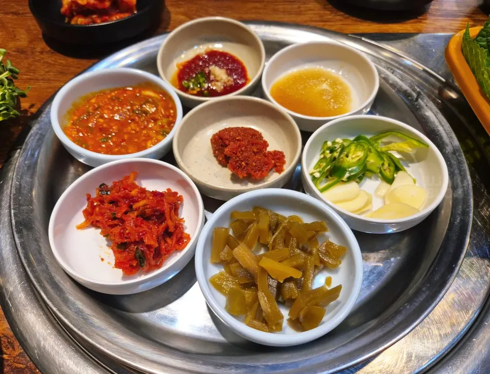 Seven basic side dishes served at Usijang Hoegwan
