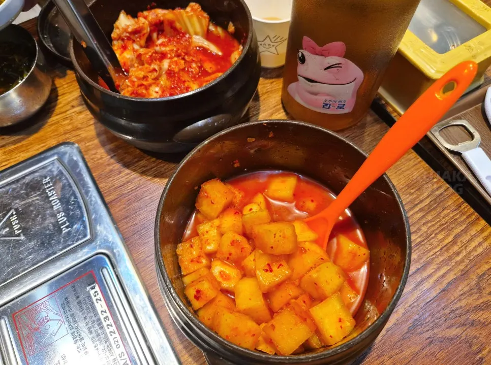 Kkakdugi and kimchi served in small crocks