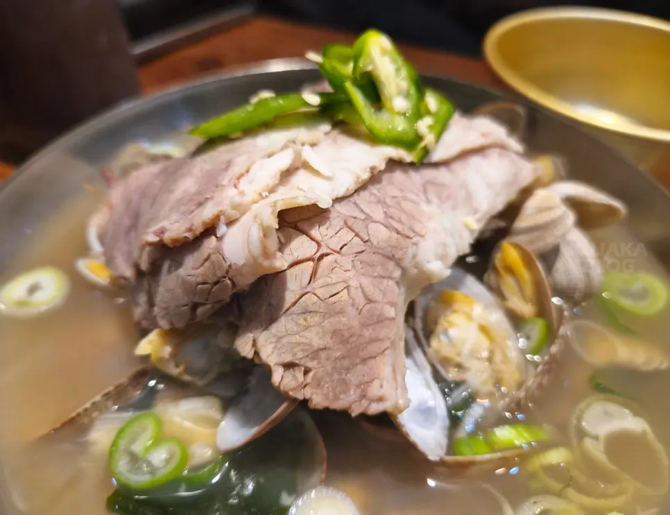 A bowl of Usijang Hoegwan's clam beef gukbap