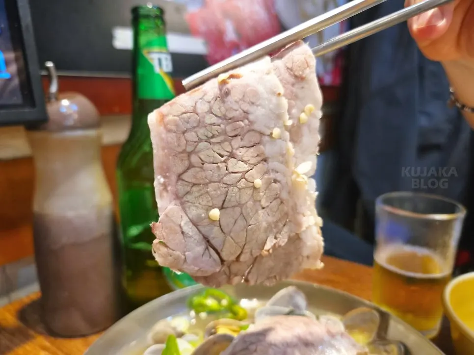 Close-up of clams and beef in the gukbap