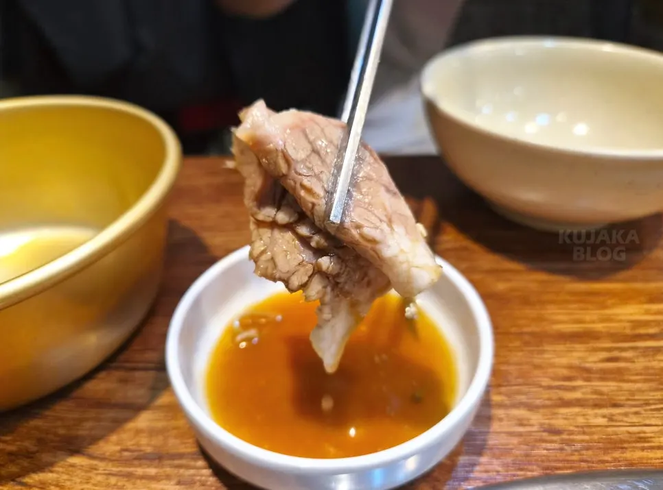 Gukbap served alongside kkakdugi