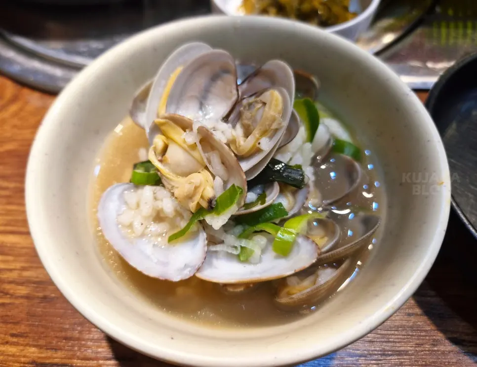 Gukbap broth with clam meat