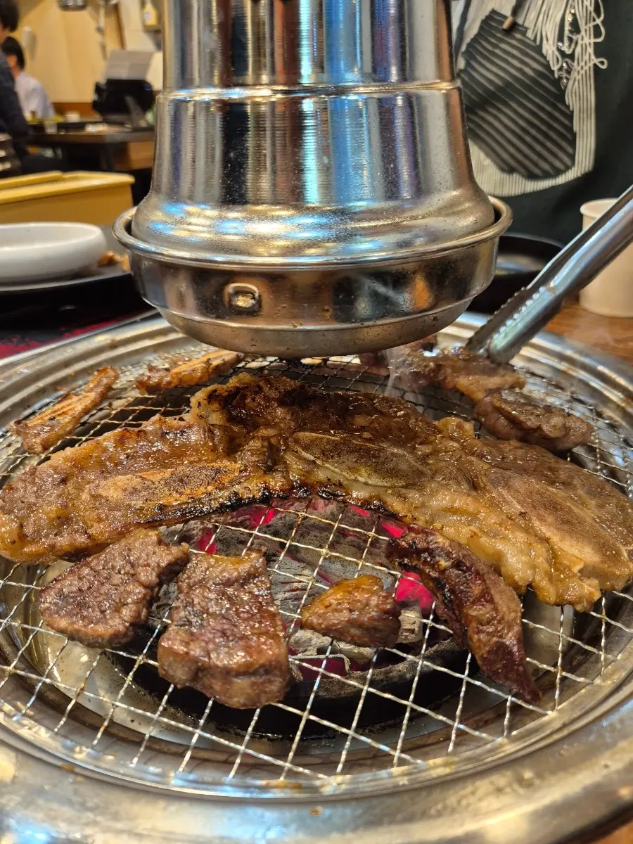 Raw short rib from Usijang Hoegwan dipped in salt
