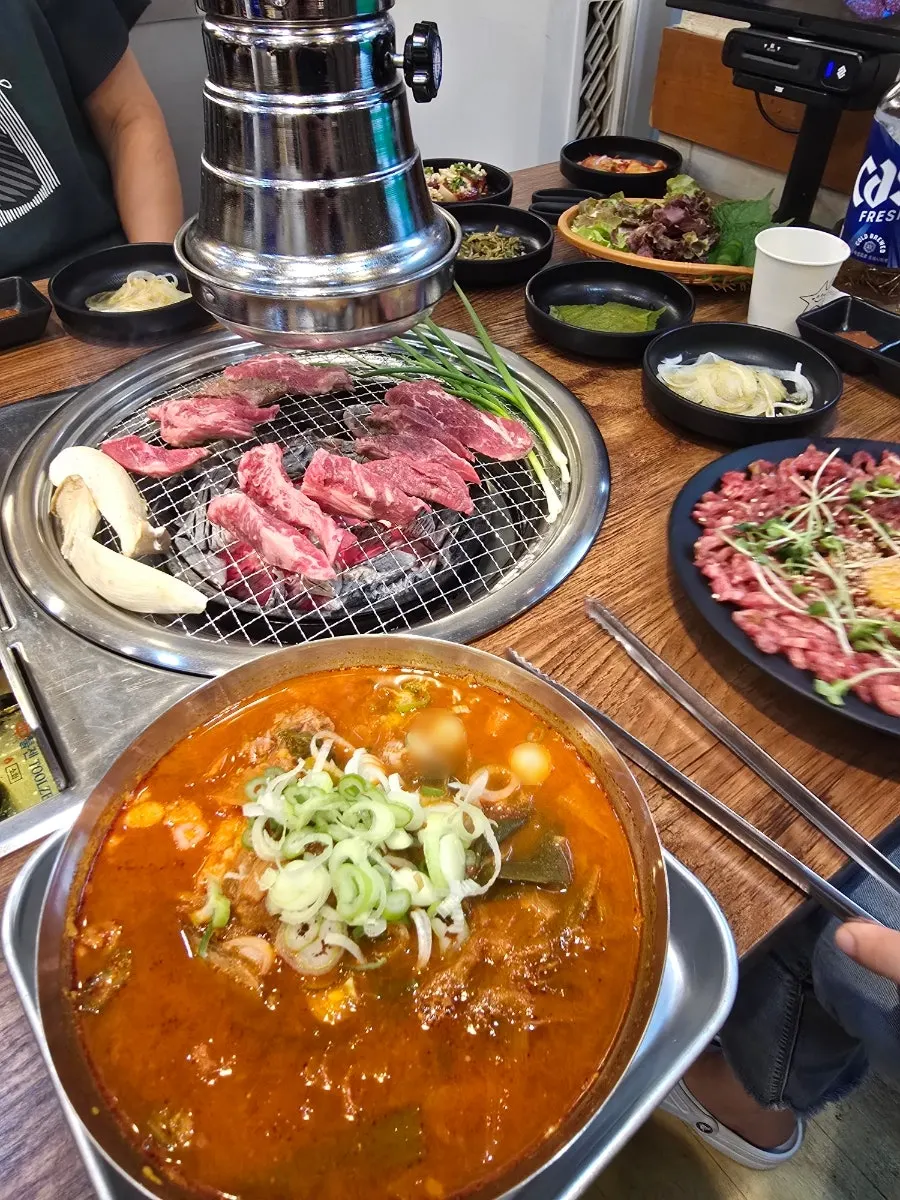 A bowl of spicy gukbap at Usijang Hoegwan filled to the brim