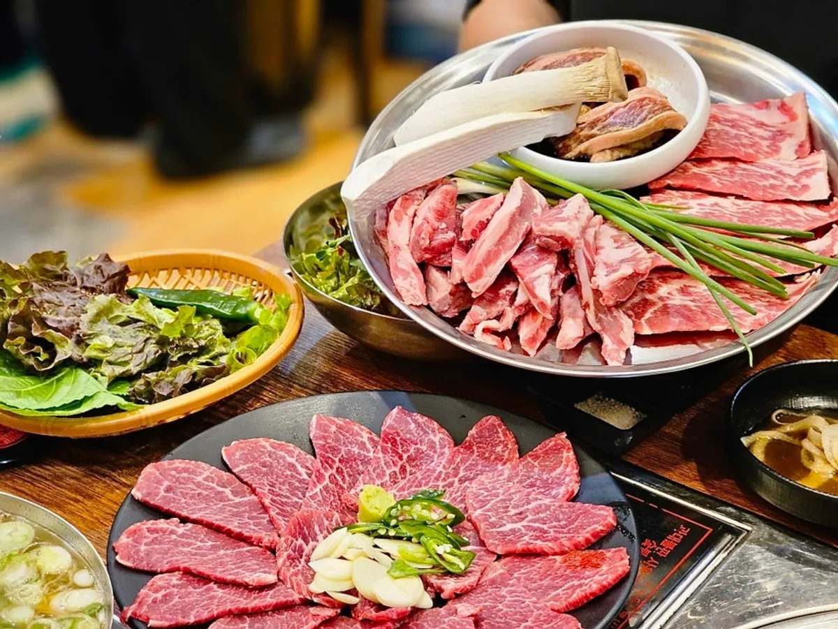 Assorted beef grilling platter table setting at Usijang Hoegwan