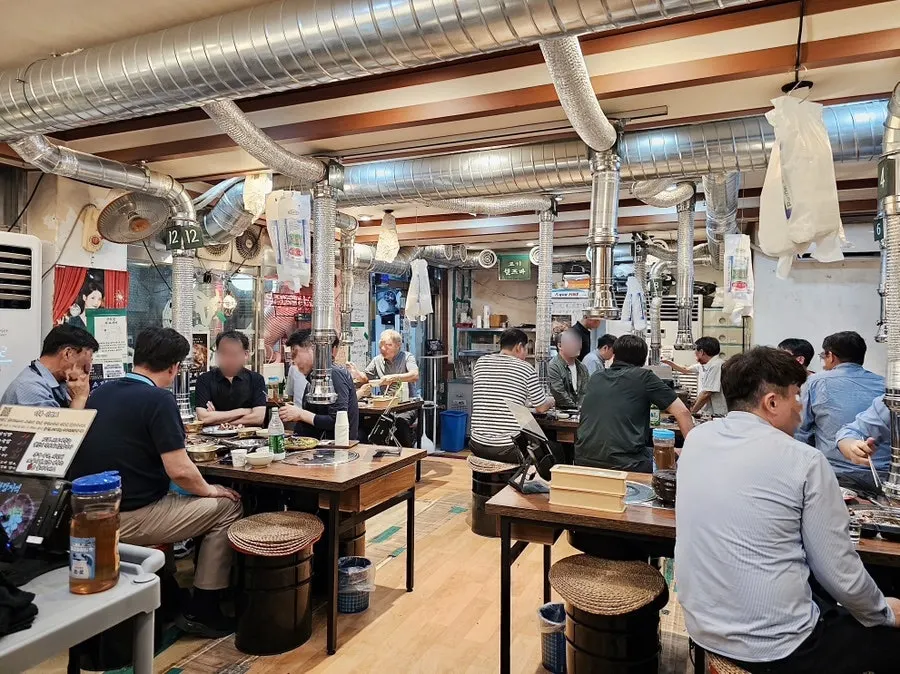 Old-school interior dining hall of Usijang Hoegwan