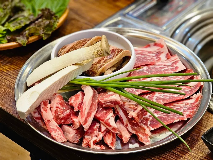 Jin-galbisal, seasoned LA galbi, and fresh so-galbisal assortment