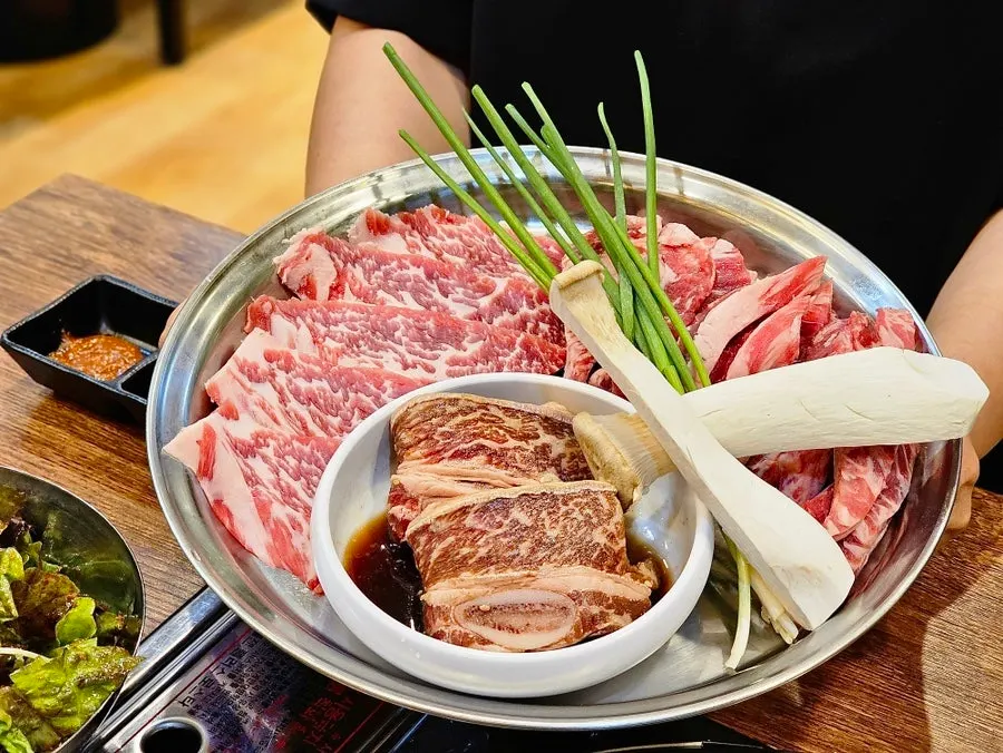 Close-up of the assorted beef platter visual