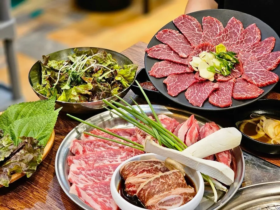 A plate of yuksashimi made from hanwoo kkuri-sal
