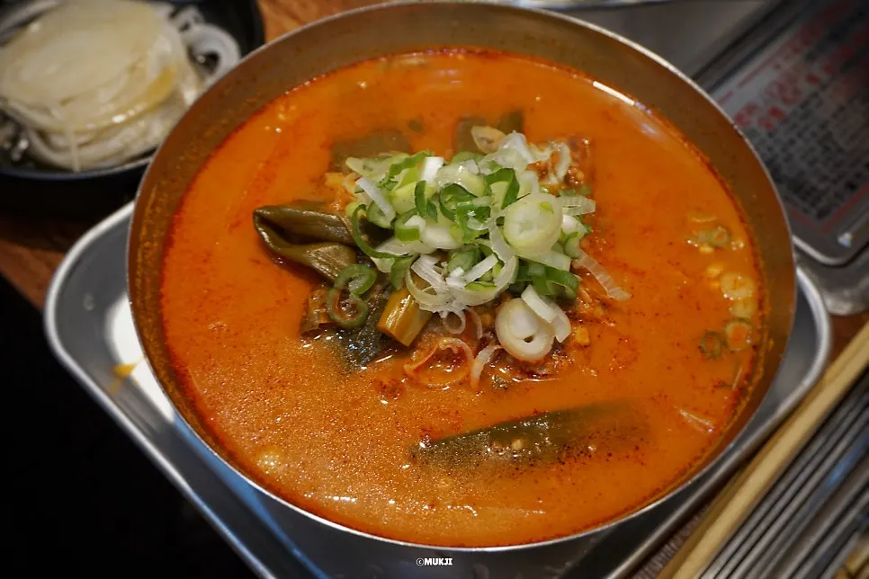Set menu and single-dish options at Usijang Hoegwan