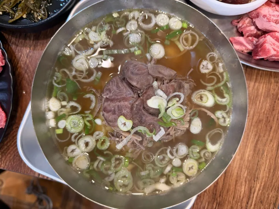 대접에 담겨 나온 우시장회관 맑은국밥