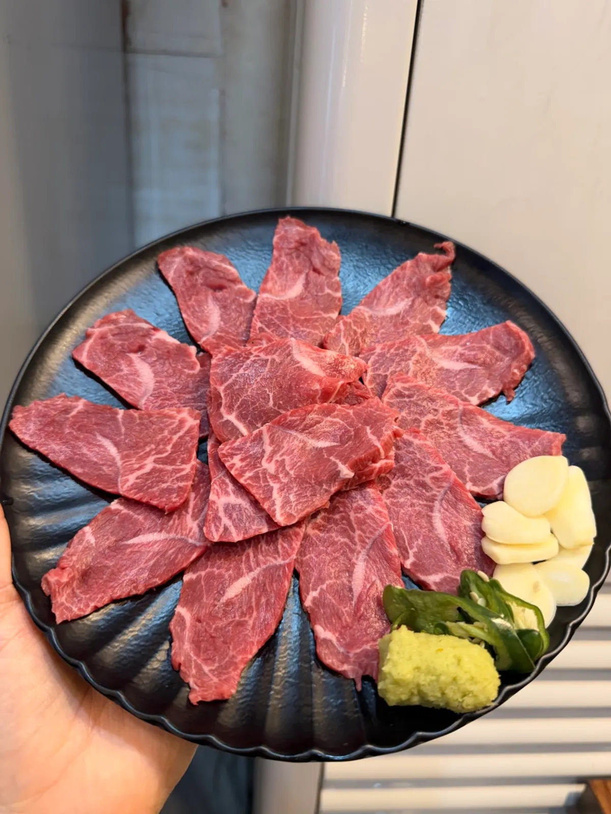 두툼하게 썰린 우시장회관 육사시미 한 접시