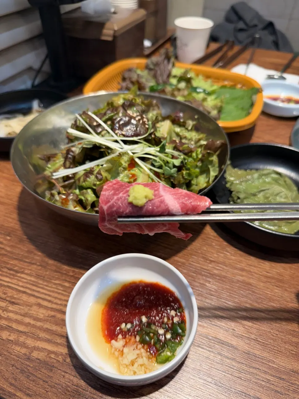 와사비를 올린 육사시미 한 점