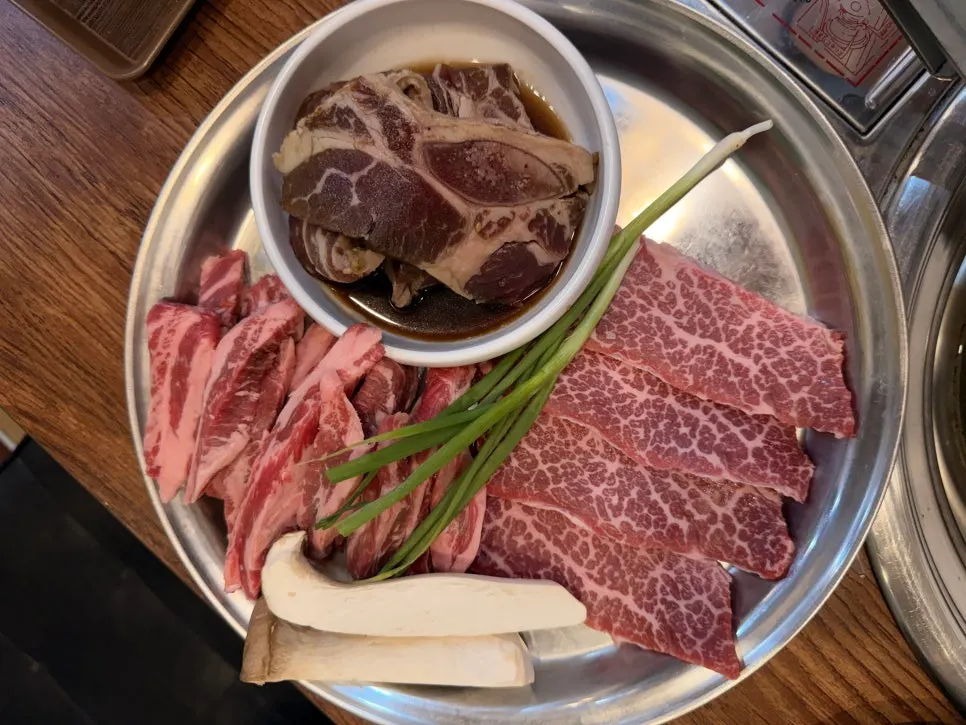 토시살·소갈비살·양념LA갈비로 구성된 소고기 모듬