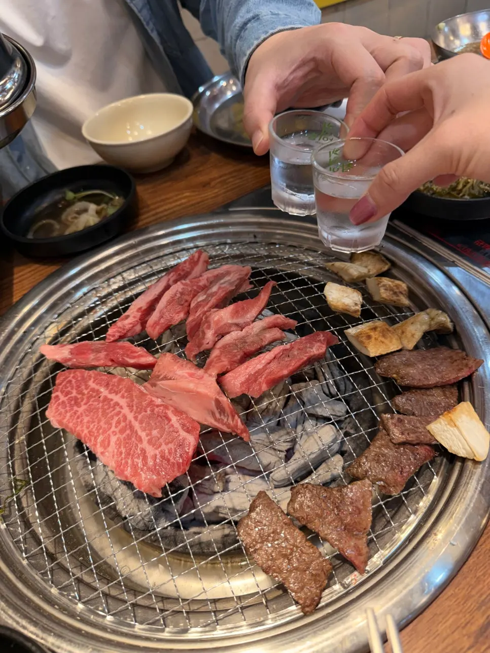 불판에서 구워지는 소갈비살