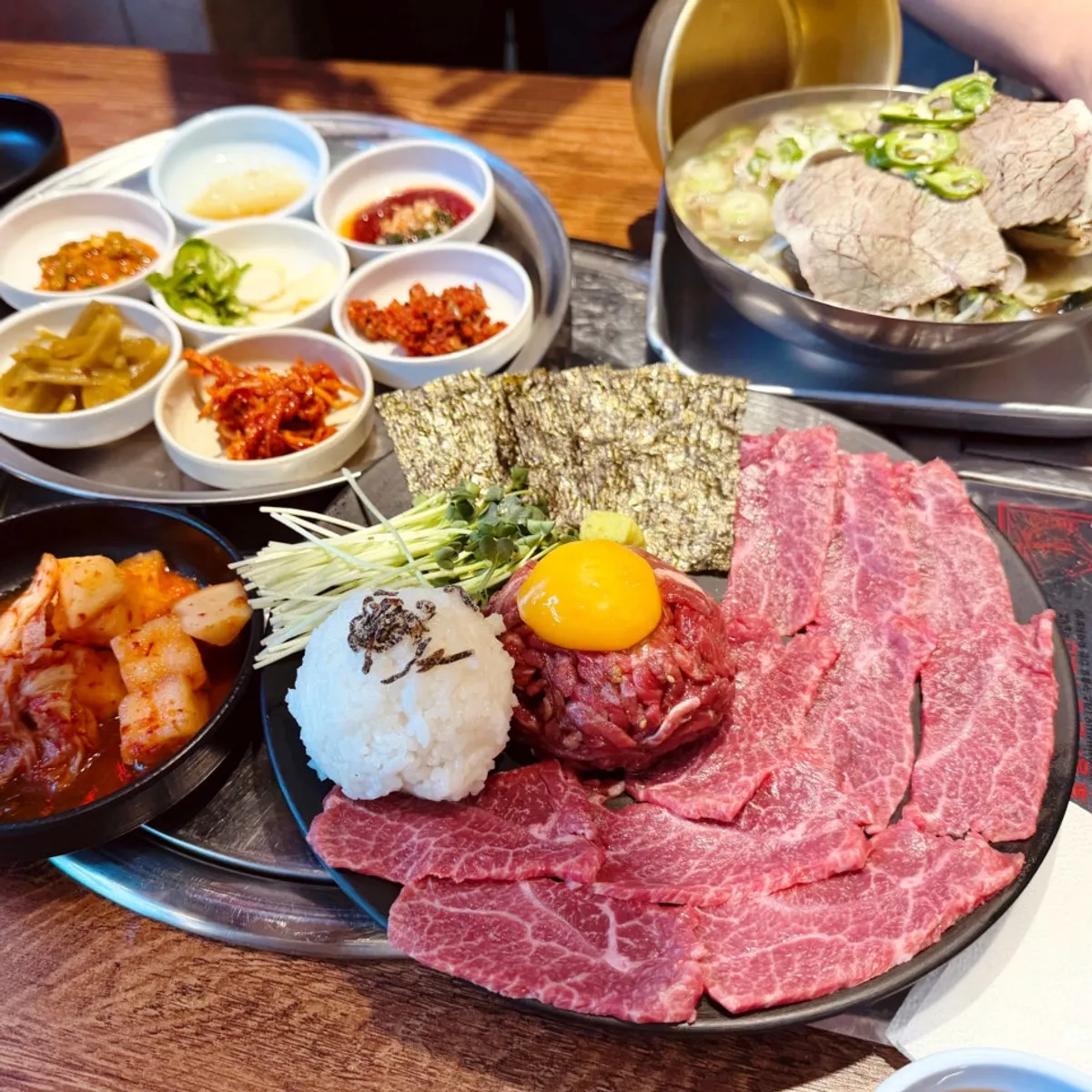 Kkuritsal yuksashimi and perilla-leaf platter at Usijang Hoegwan