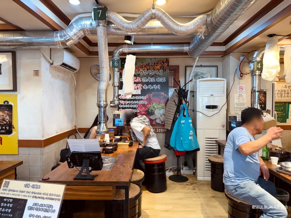 Old-market-style interior of Usijang Hoegwan