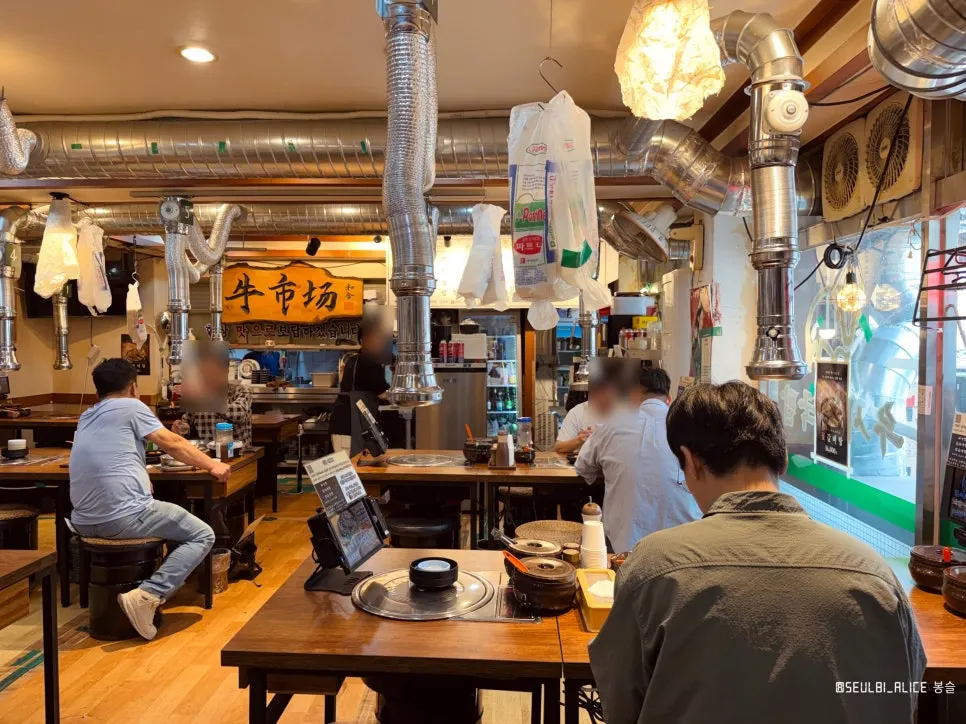 Dining hall seating at Usijang Hoegwan