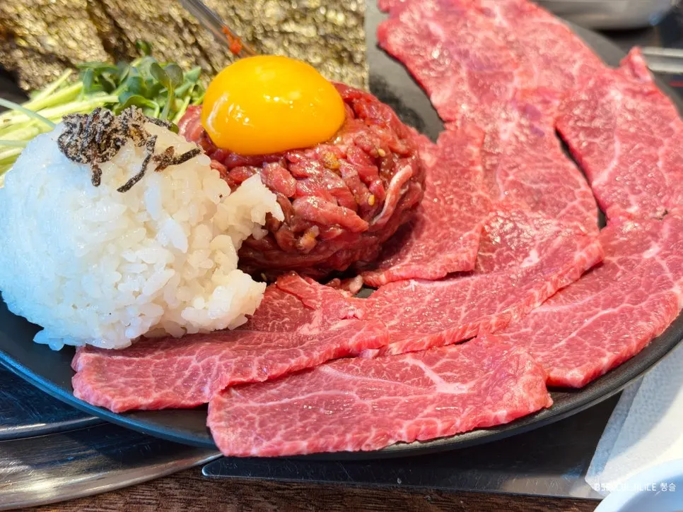 Kkuritsal yuksashimi arranged on a plate