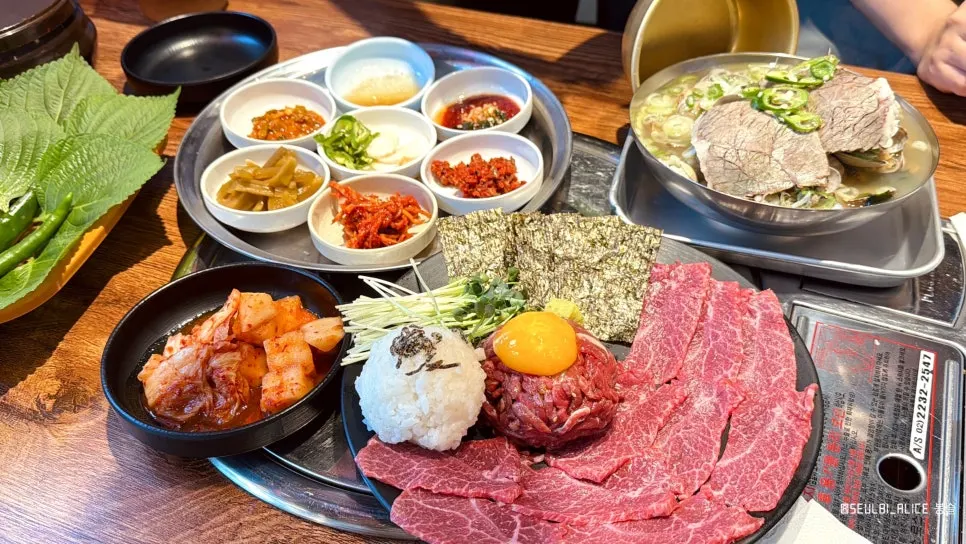 Wide view of the yuksashimi platter spread
