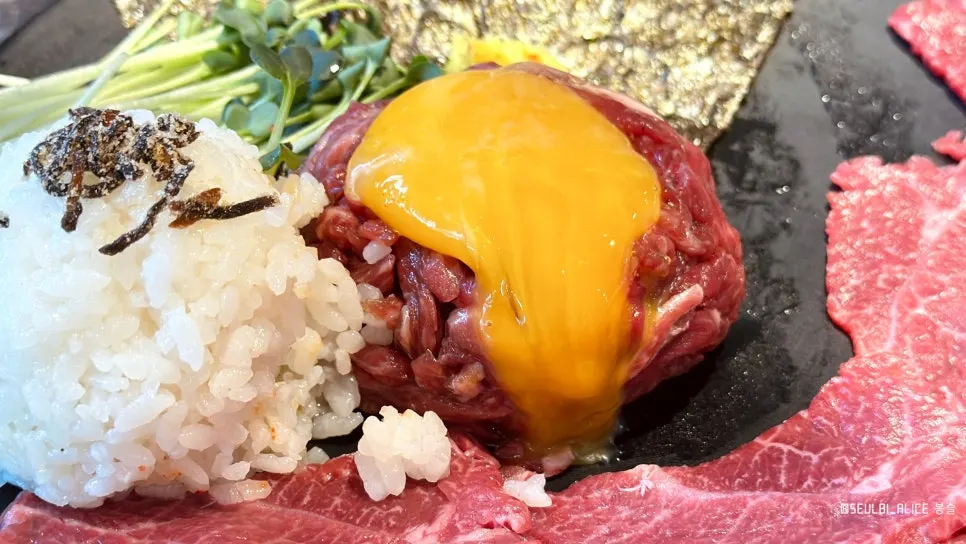 Kkuritsal yuksashimi dipped in sesame oil
