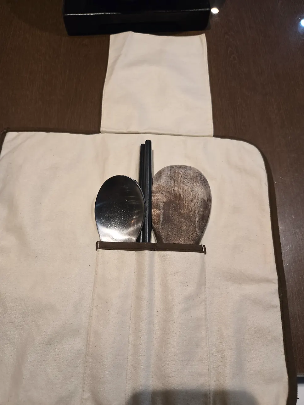 파우치에 담겨 나온 수저와 식기