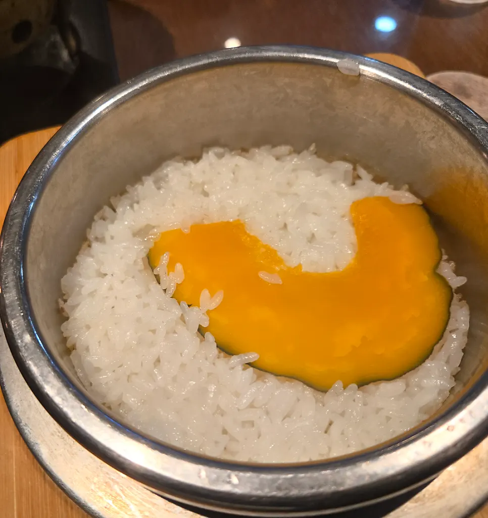 셀프바 육수와 돌솥밥 구성