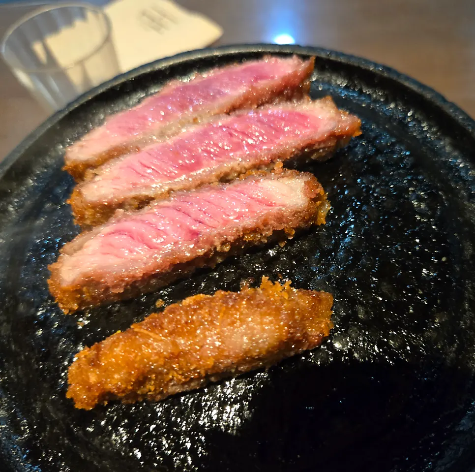 규카츠 단면과 샐러드가 있는 상차림
