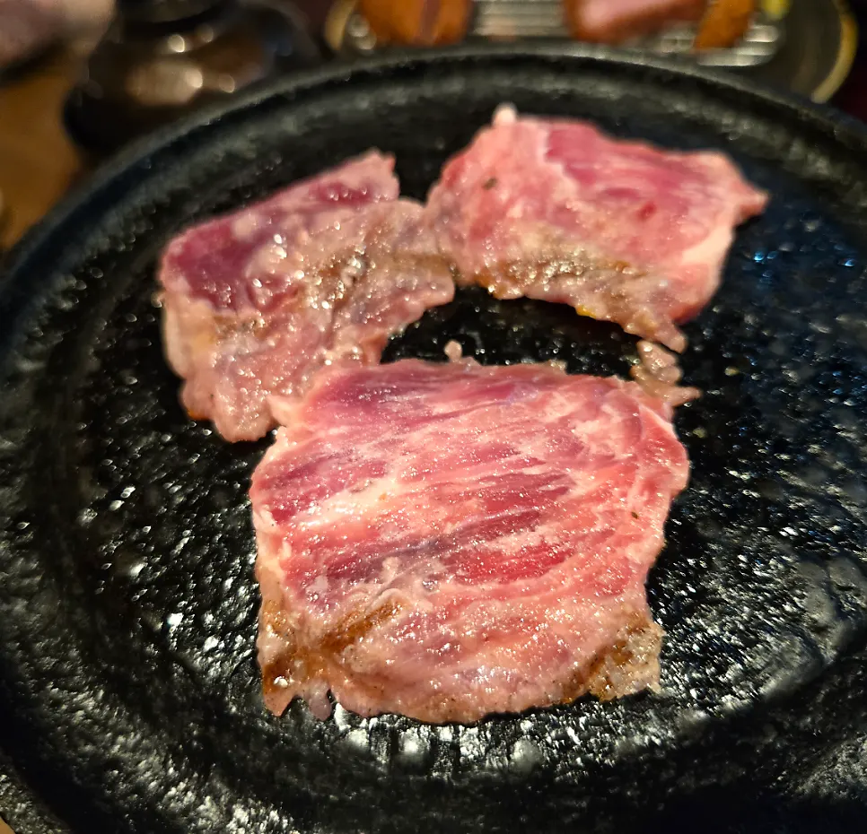 돌판 위에서 구워지는 야끼니꾸
