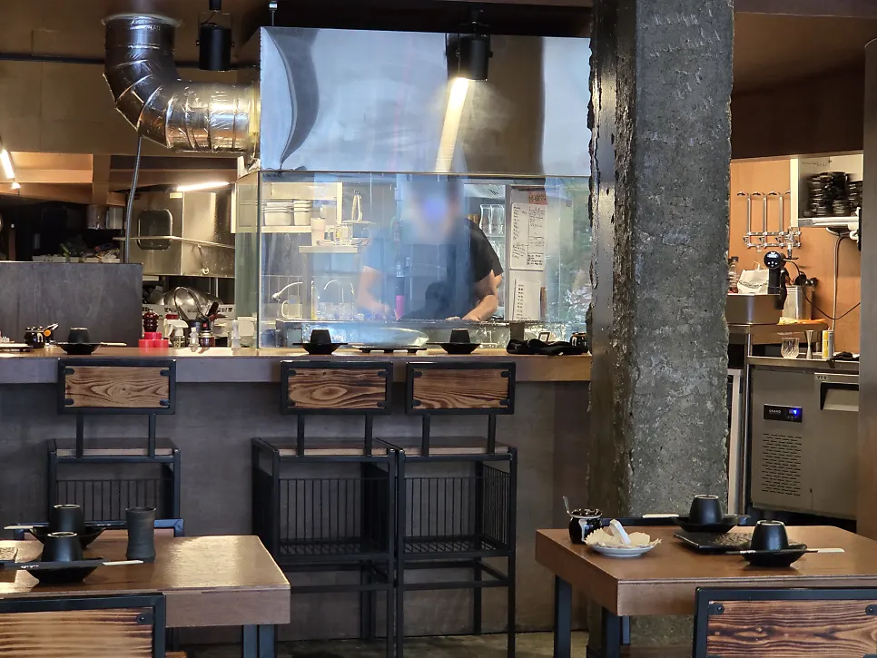 Atmosphere of an izakaya for a Mapo date