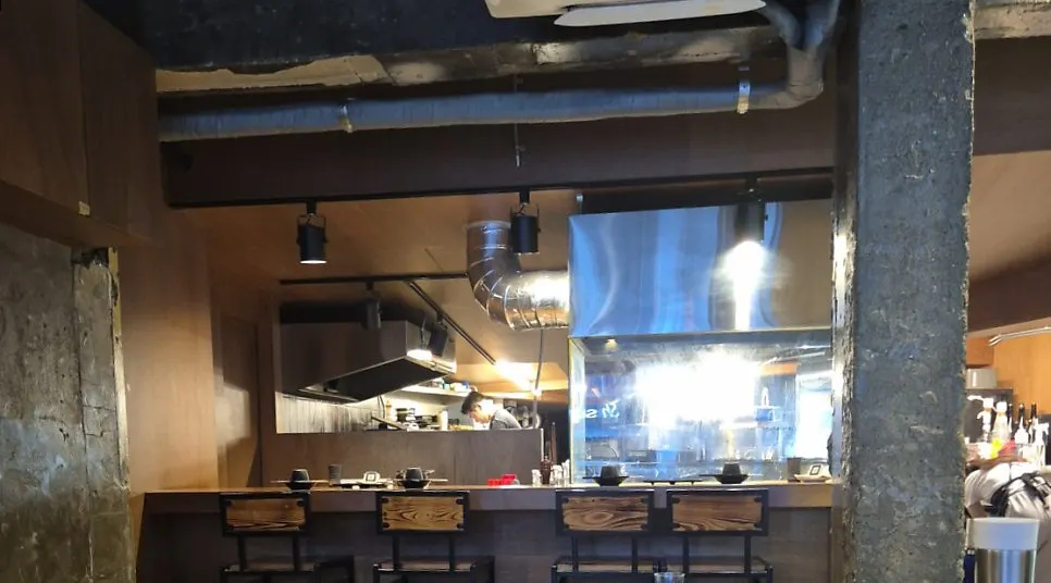 창가 자리의 통창 뷰