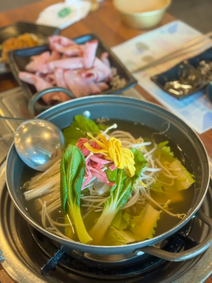 Kalguksu noodles added to the shabu-shabu broth