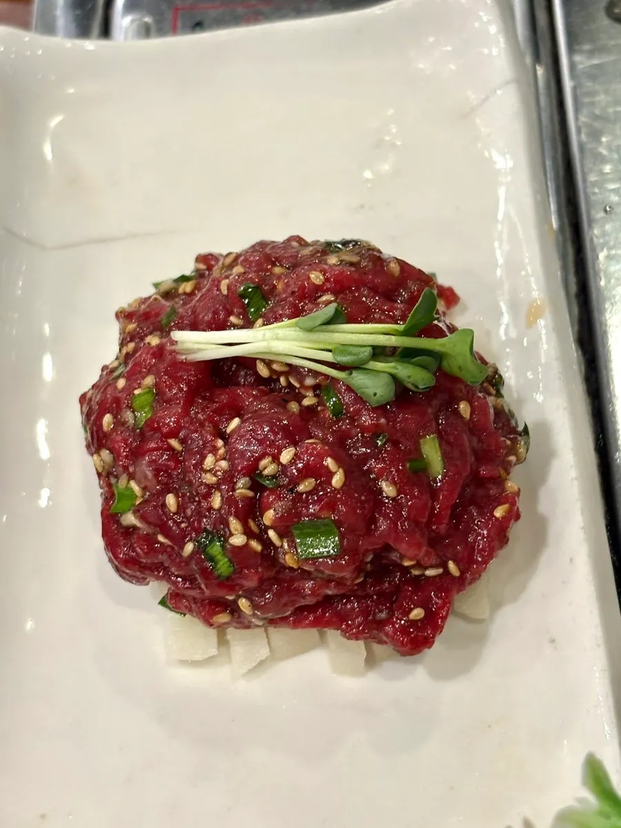 A plate of horse yukhoe made from eye of round