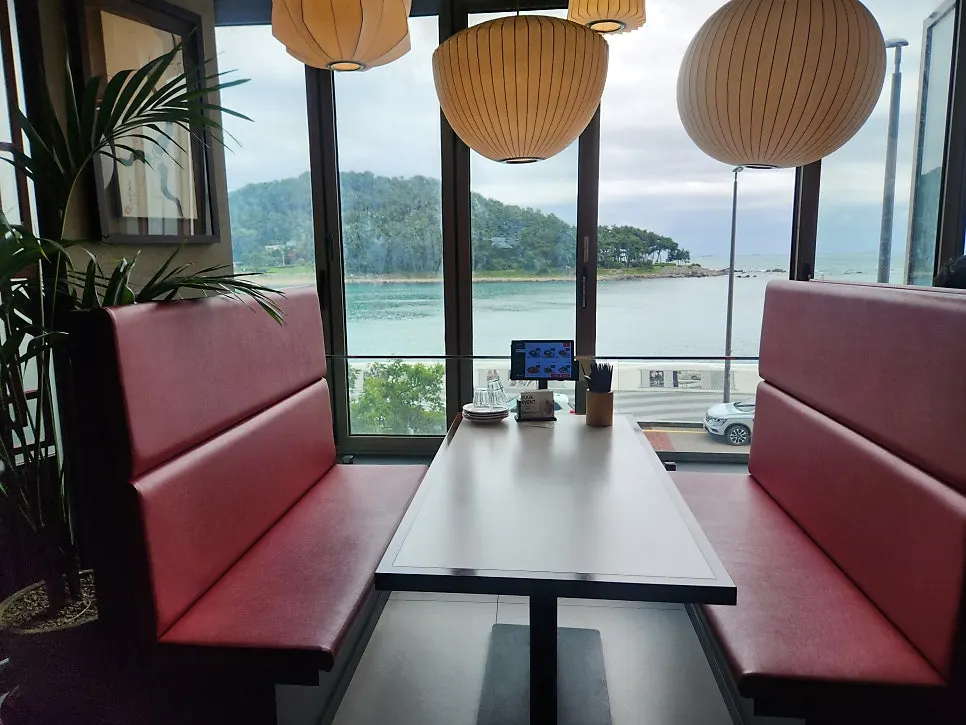 Partitioned booth table seating