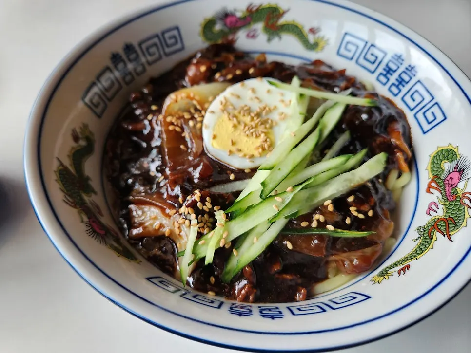 Close-up of jjajangmyeon before mixing