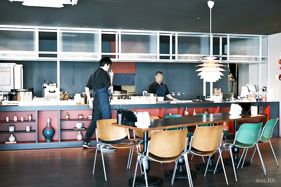 Dining hall and ocean-view window at Bueokgan Chinese