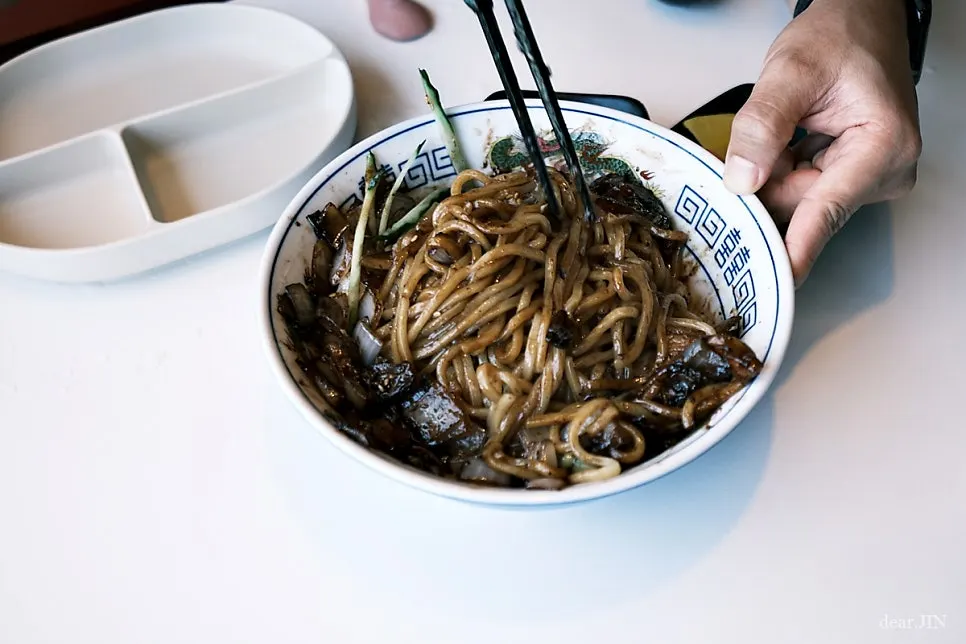 Thick noodles mixed into ganjajang