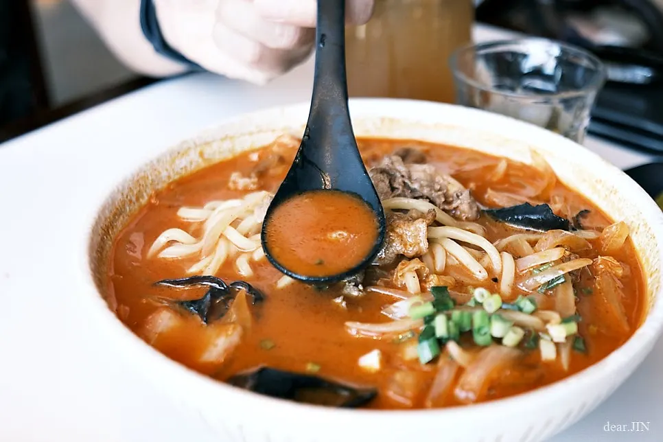 Jjamppong broth and ingredients