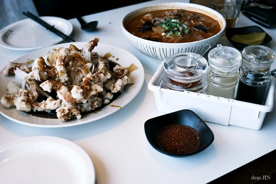 Tangsuyuk with dipping sauce