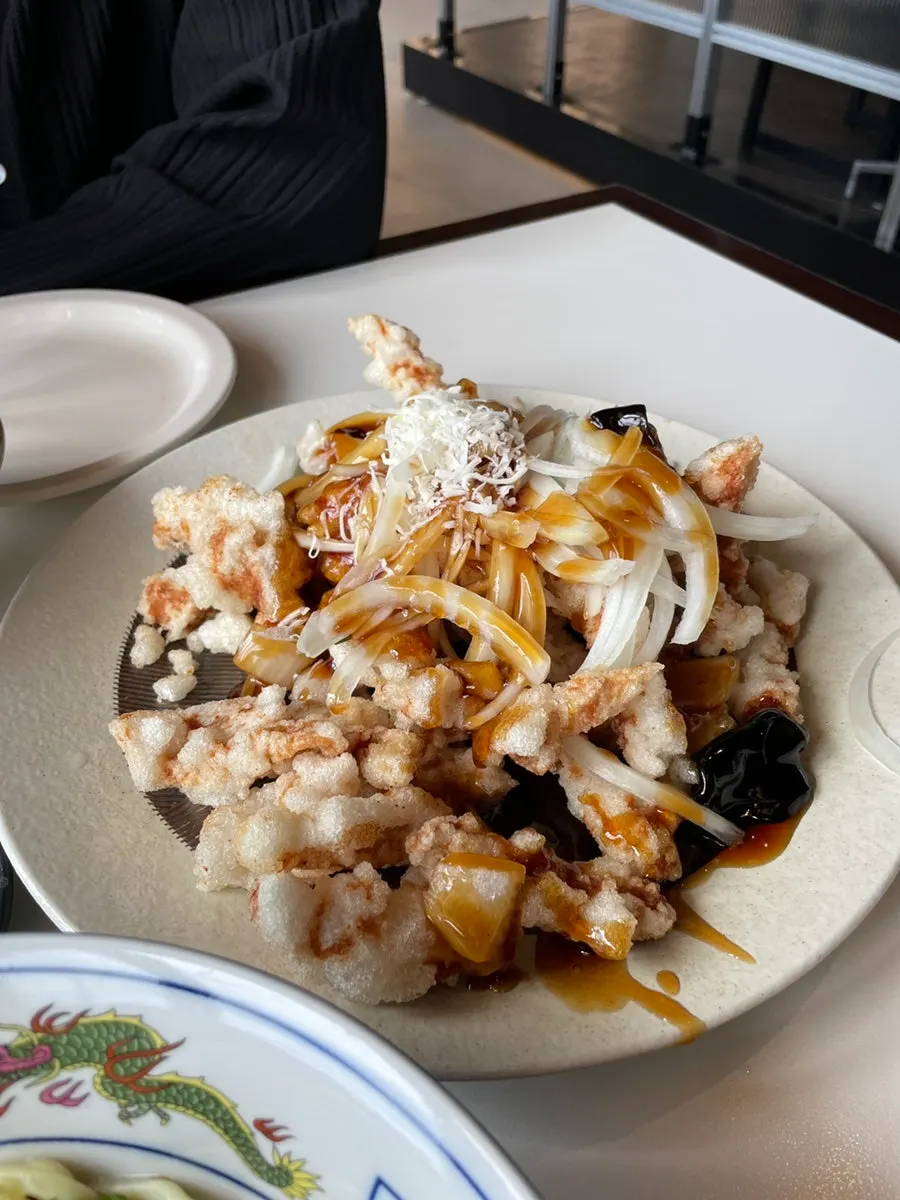창가 테이블에 차려진 중식 세 가지