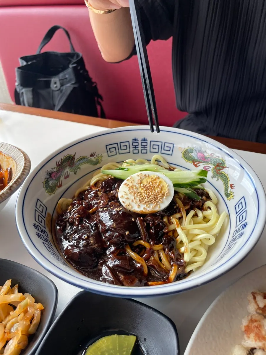 오동통한 낙지가 보이는 중화덮밥
